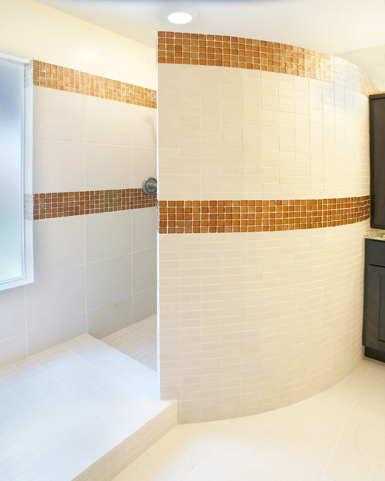 Идея дизайна: главная ванная комната среднего размера в современном стиле с врезной раковиной, стеклянными фасадами, искусственно-состаренными фасадами, столешницей из гранита, открытым душем, раздельным унитазом, оранжевой плиткой, стеклянной плиткой, бежевыми стенами и полом из травертина