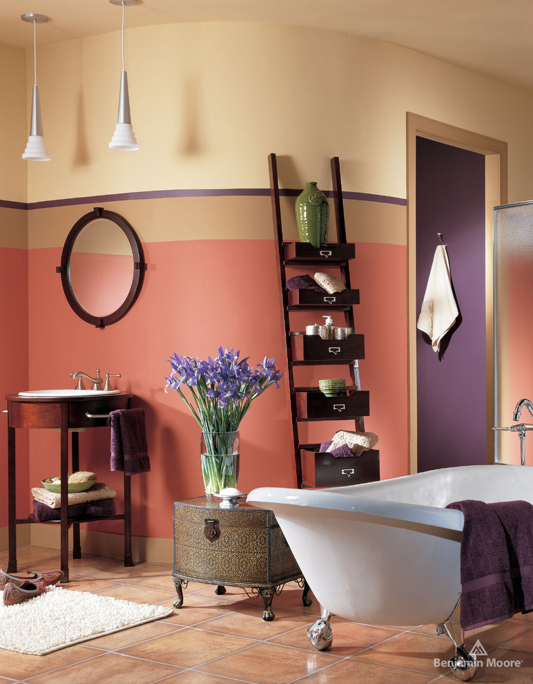 Idee per una stanza da bagno con doccia contemporanea con lavabo a consolle, vasca con piedi a zampa di leone, pareti multicolore e pavimento in laminato