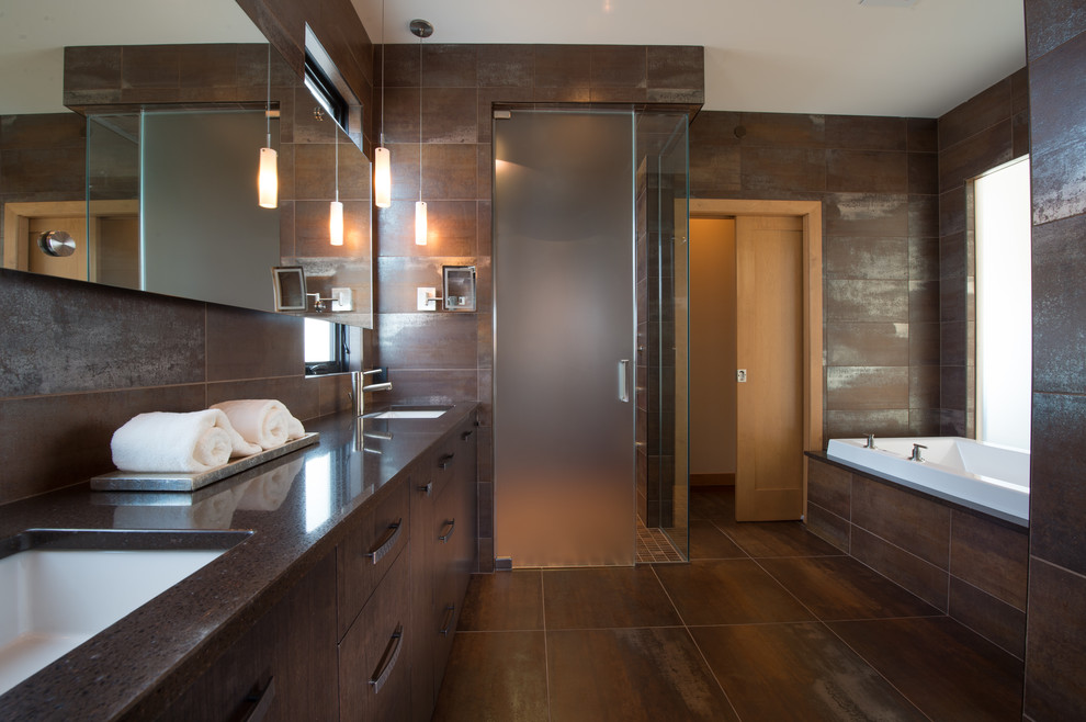 Idée de décoration pour une salle de bain design en bois foncé avec un lavabo encastré, un placard à porte plane, une baignoire posée, une douche d'angle, un carrelage marron et un mur marron.