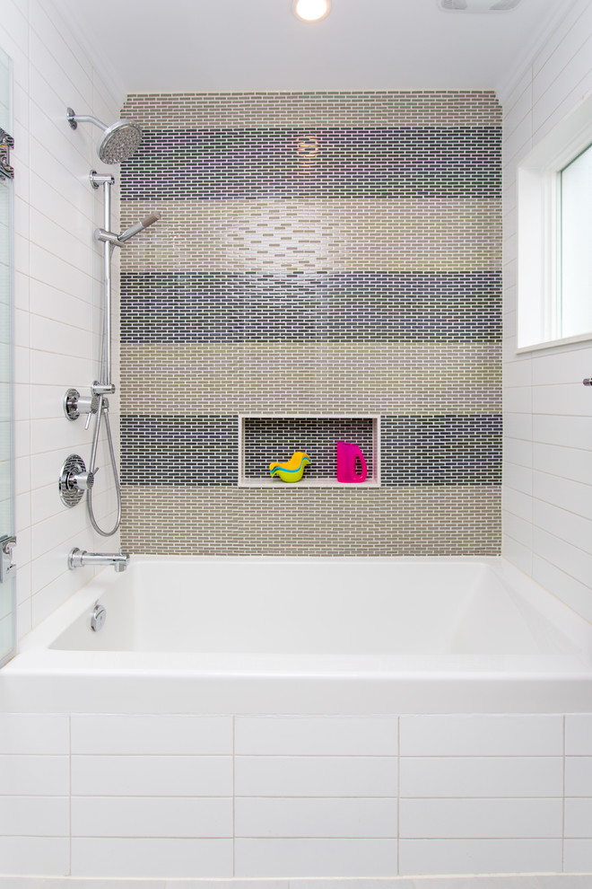 Idéer för att renovera ett mellanstort funkis badrum, med en dusch/badkar-kombination, flerfärgad kakel, ett undermonterad handfat, skåp i shakerstil, skåp i mörkt trä, bänkskiva i kvarts, ett platsbyggt badkar, glaskakel, vita väggar och klinkergolv i porslin