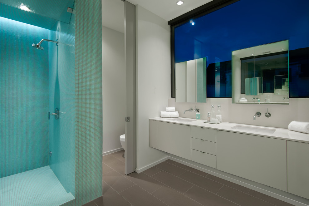 Стильный дизайн: ванная комната в современном стиле с врезной раковиной, плоскими фасадами, белыми фасадами, открытым душем, синей плиткой, серыми стенами и открытым душем - последний тренд
