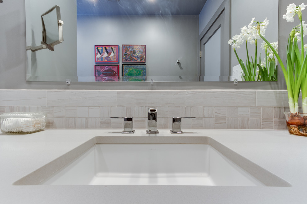 Ispirazione per una stanza da bagno minimal con lavabo sottopiano, ante in stile shaker, ante grigie, top in quarzo composito e bidè