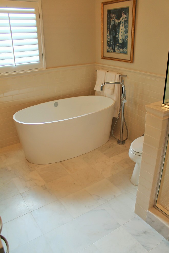 Idéer för mellanstora funkis flerfärgat en-suite badrum, med släta luckor, grå skåp, ett fristående badkar, en dusch i en alkov, vit kakel, tunnelbanekakel, vita väggar, klinkergolv i keramik, ett undermonterad handfat, marmorbänkskiva, grått golv och dusch med gångjärnsdörr