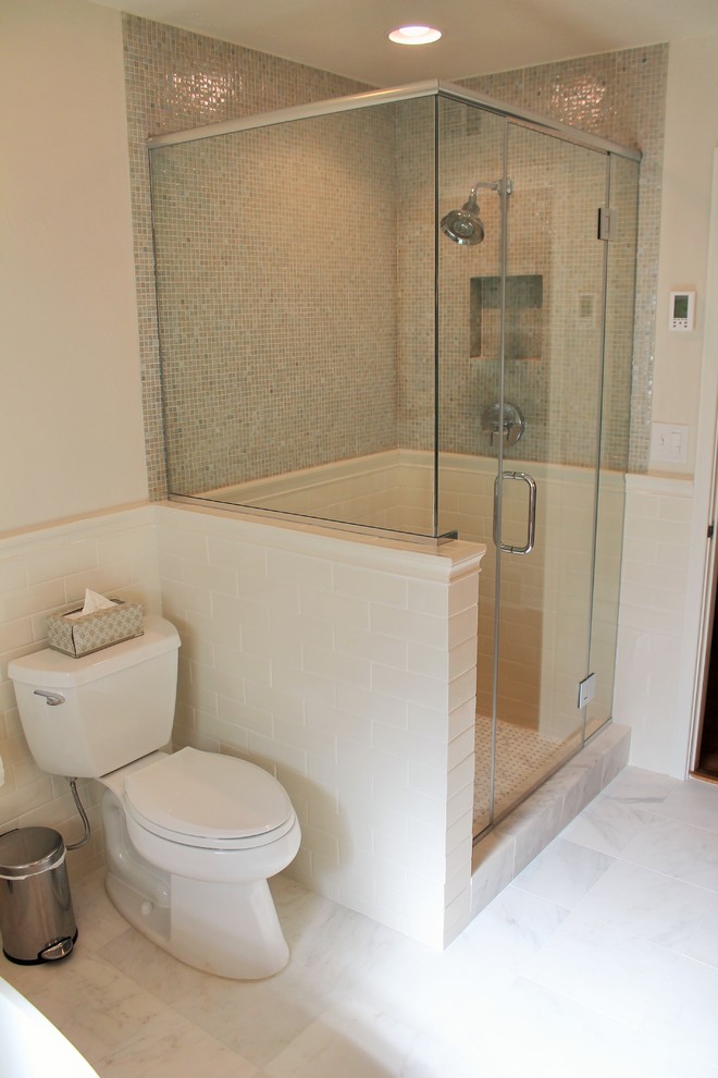 Idéer för mellanstora funkis en-suite badrum, med släta luckor, grå skåp, ett fristående badkar, en dusch i en alkov, vit kakel, flerfärgad kakel, tunnelbanekakel, vita väggar, klinkergolv i keramik, ett undermonterad handfat och marmorbänkskiva