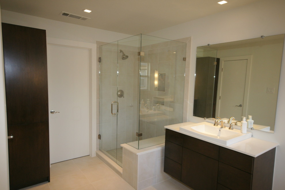 Exemple d'une salle de bain tendance en bois foncé avec un lavabo encastré, un placard à porte plane, un plan de toilette en quartz modifié, une douche d'angle, WC séparés, un carrelage gris et des carreaux de porcelaine.