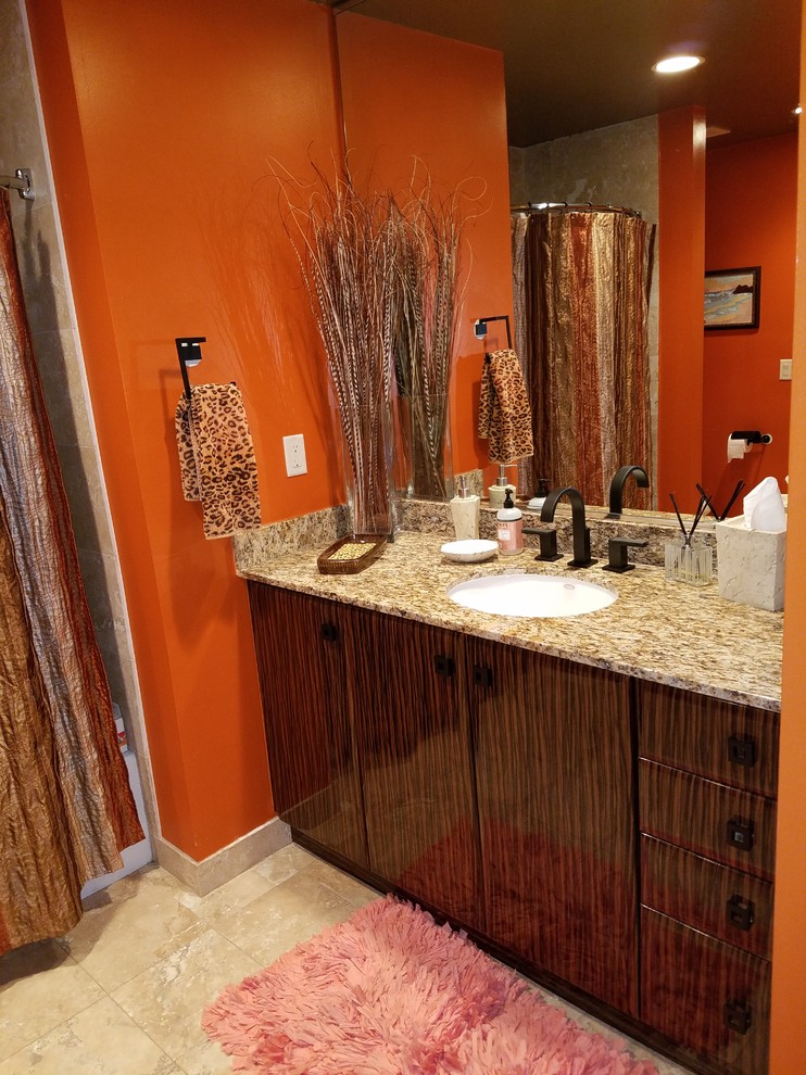 Foto di una stanza da bagno con doccia design di medie dimensioni con ante in legno scuro