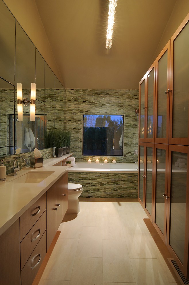 Immagine di una stanza da bagno padronale design con ante lisce, due lavabi e mobile bagno sospeso