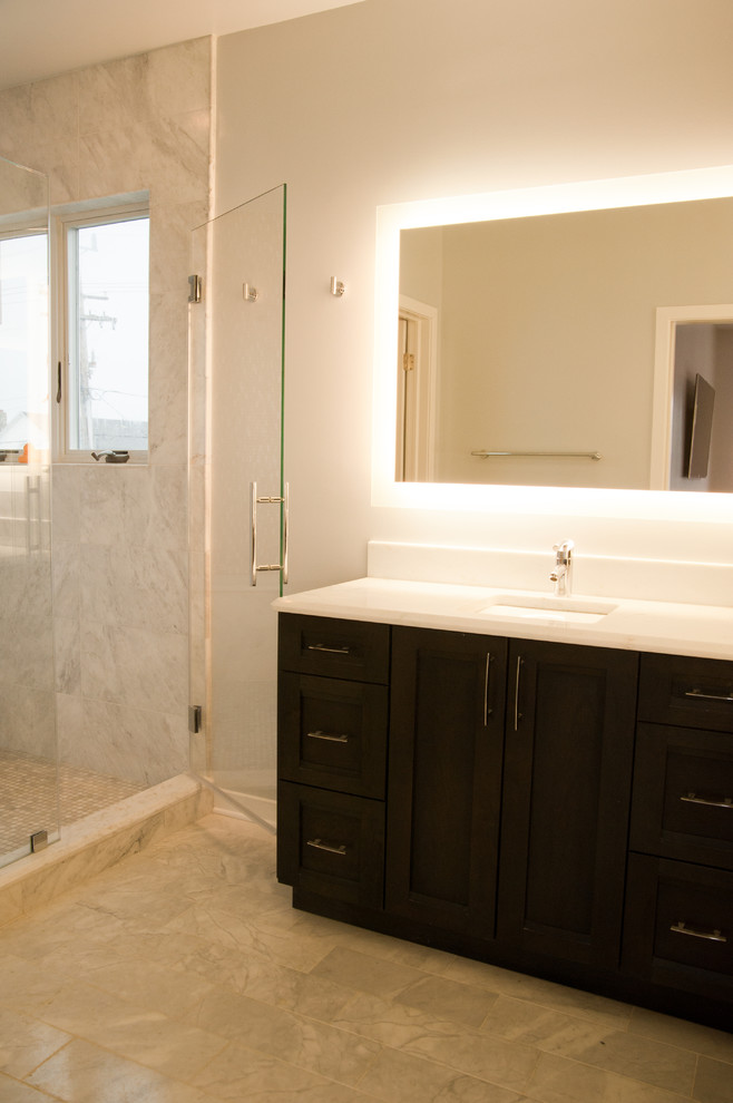 Exempel på ett mellanstort modernt badrum med dusch, med skåp i shakerstil, skåp i mörkt trä, en dusch i en alkov, en toalettstol med hel cisternkåpa, grå kakel, vit kakel, porslinskakel, grå väggar, marmorgolv, ett undermonterad handfat och marmorbänkskiva
