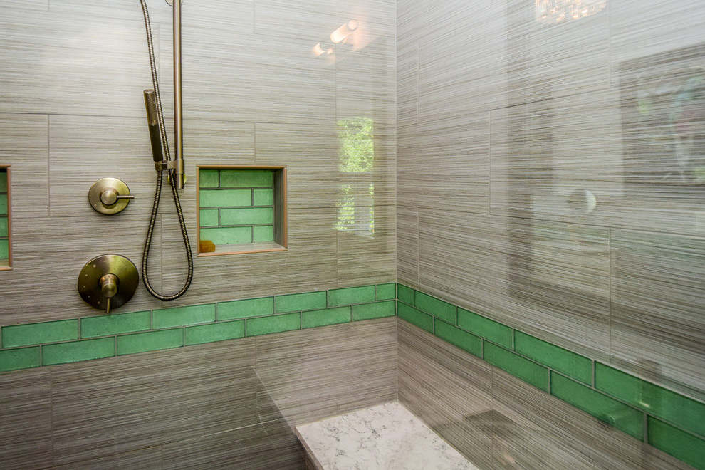 Источник вдохновения для домашнего уюта: главная ванная комната среднего размера в стиле неоклассика (современная классика) с фасадами с утопленной филенкой, темными деревянными фасадами, отдельно стоящей ванной, угловым душем, серой плиткой, зеленой плиткой, керамогранитной плиткой, серыми стенами, полом из керамогранита, настольной раковиной и мраморной столешницей