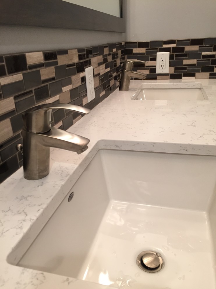 Пример оригинального дизайна: ванная комната в современном стиле с серой плиткой, плиткой мозаикой, врезной раковиной и столешницей из искусственного кварца