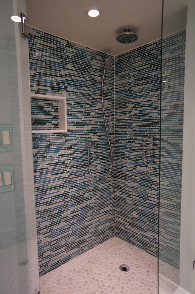 Example of a trendy bathroom design in Miami