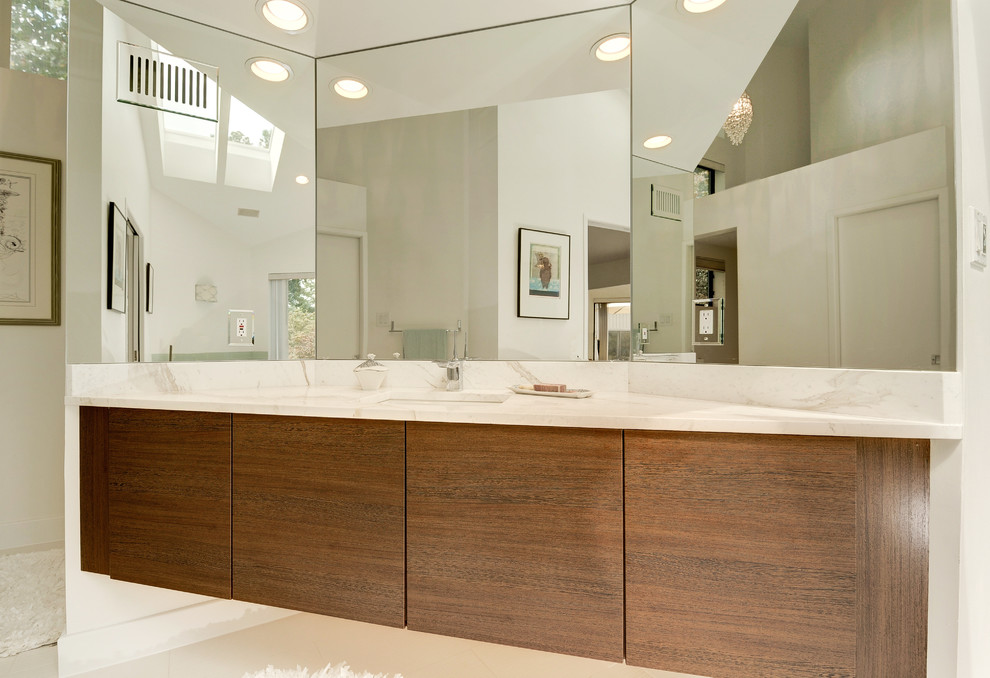 Imagen de cuarto de baño actual grande con armarios con paneles lisos, puertas de armario de madera oscura y encimera de mármol