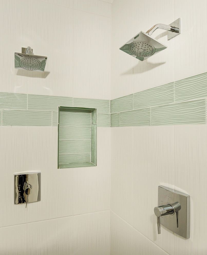 Großes Modernes Badezimmer mit flächenbündigen Schrankfronten, hellbraunen Holzschränken und Marmor-Waschbecken/Waschtisch in Washington, D.C.