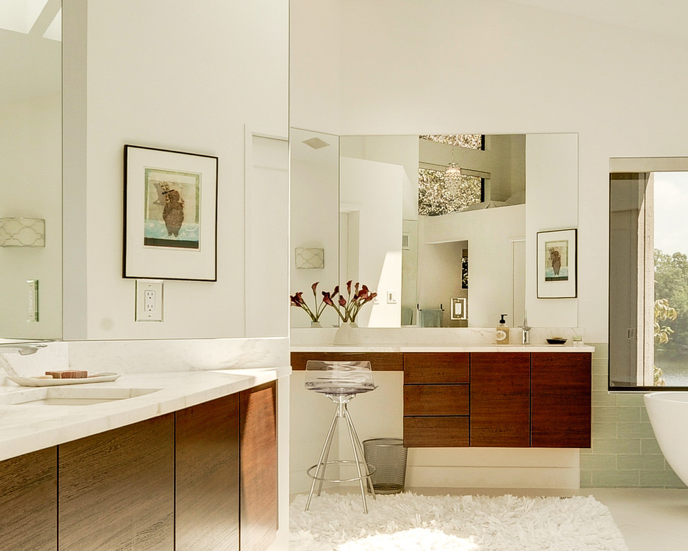 На фото: большая ванная комната в современном стиле с плоскими фасадами, фасадами цвета дерева среднего тона и мраморной столешницей с