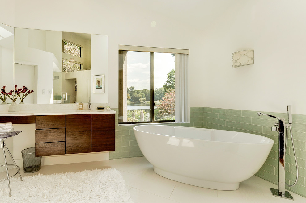 Inspiration pour une grande salle de bain principale design en bois brun avec un placard à porte plane et un mur blanc.