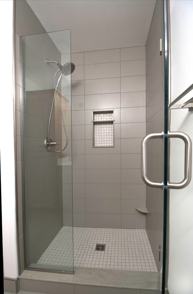 Kleines Modernes Badezimmer En Suite mit Duschnische, grauen Fliesen, Porzellanfliesen und Porzellan-Bodenfliesen in Sonstige