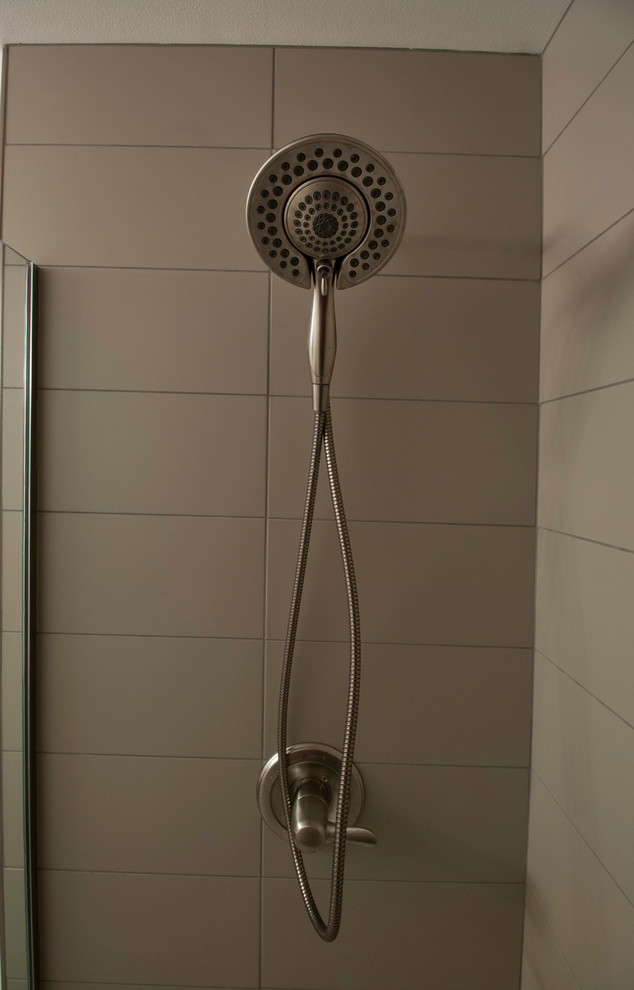 Foto di una piccola stanza da bagno padronale contemporanea con doccia alcova, piastrelle grigie, piastrelle in gres porcellanato e pavimento in gres porcellanato
