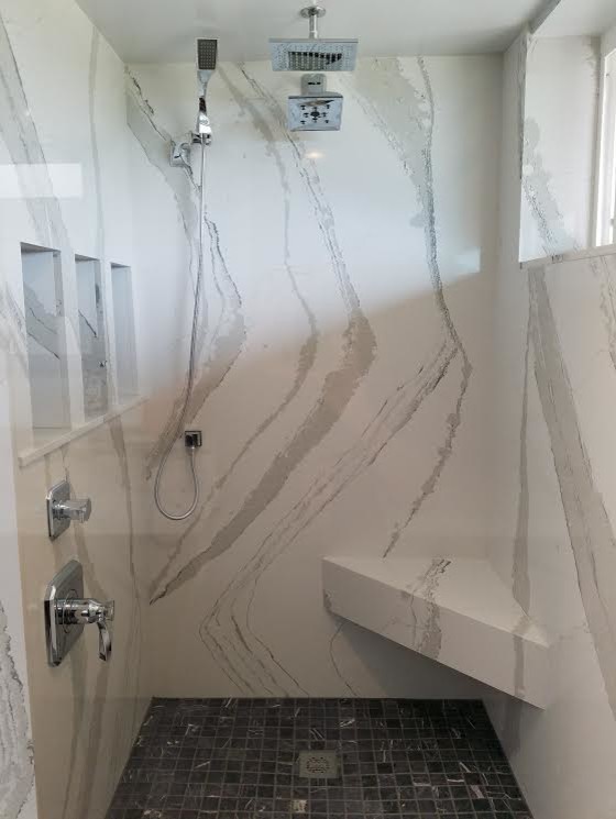 Modelo de cuarto de baño principal contemporáneo de tamaño medio con ducha empotrada, baldosas y/o azulejos blancos, paredes blancas y suelo de baldosas de cerámica