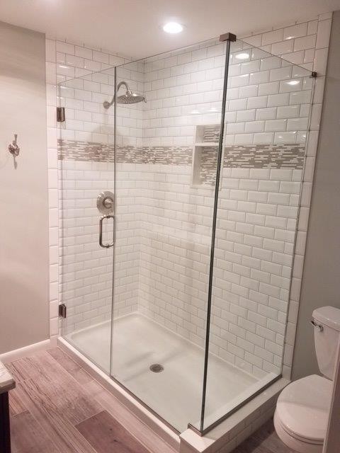 Immagine di una stanza da bagno minimal con doccia aperta, piastrelle diamantate, top in granito e piastrelle bianche