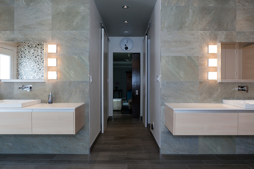 Idéer för att renovera ett mellanstort funkis en-suite badrum, med släta luckor, vita skåp, ett fristående badkar, en öppen dusch, grå kakel, skifferkakel, grå väggar, mörkt trägolv, ett nedsänkt handfat och bänkskiva i akrylsten