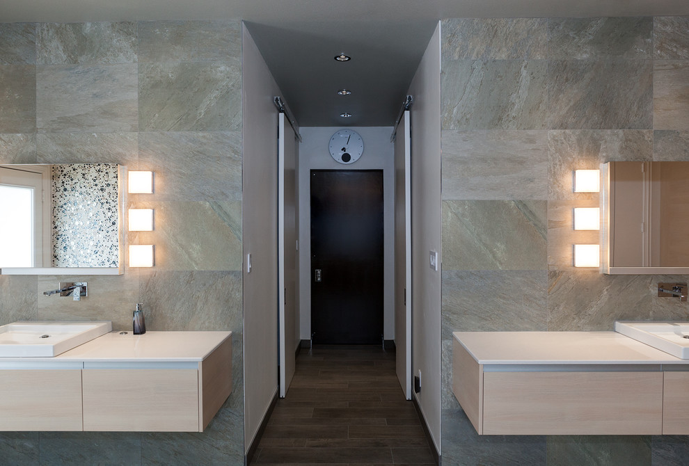 Inspiration för ett mellanstort funkis en-suite badrum, med släta luckor, vita skåp, ett fristående badkar, en öppen dusch, grå kakel, skifferkakel, grå väggar, mörkt trägolv, ett nedsänkt handfat och bänkskiva i akrylsten