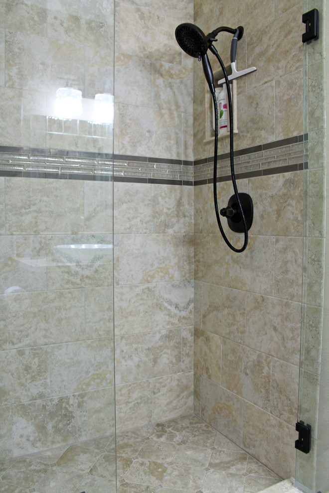 Foto di una stanza da bagno con doccia minimal di medie dimensioni con doccia aperta, piastrelle multicolore, piastrelle in gres porcellanato, pareti grigie e pavimento in gres porcellanato