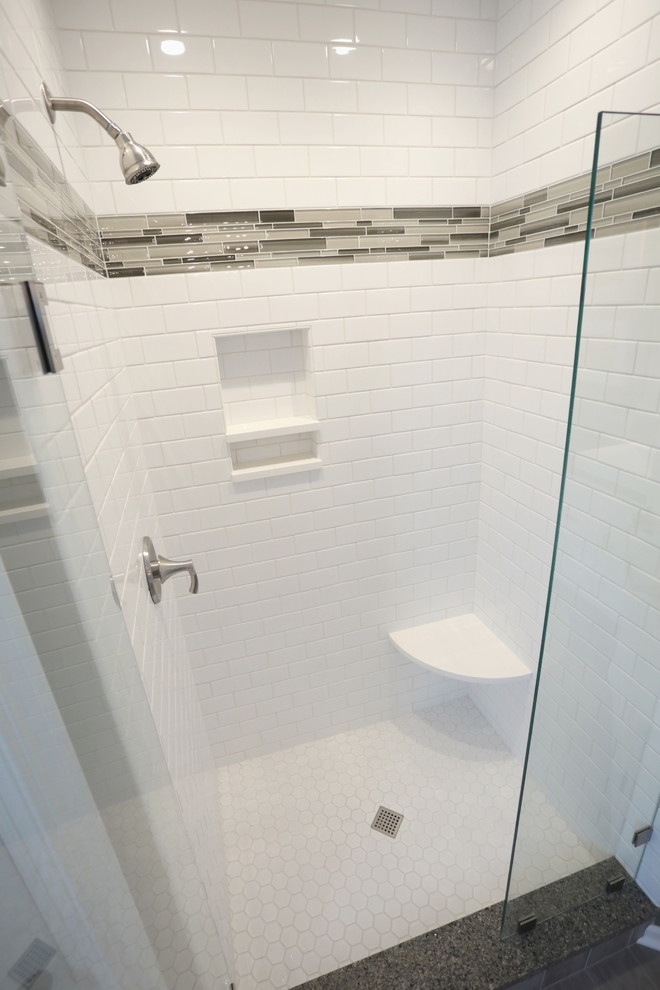 Идея дизайна: большая главная ванная комната в современном стиле с белыми фасадами, накладной ванной, душем в нише, раздельным унитазом, серой плиткой, керамогранитной плиткой, серыми стенами, полом из керамической плитки, настольной раковиной и столешницей из искусственного кварца