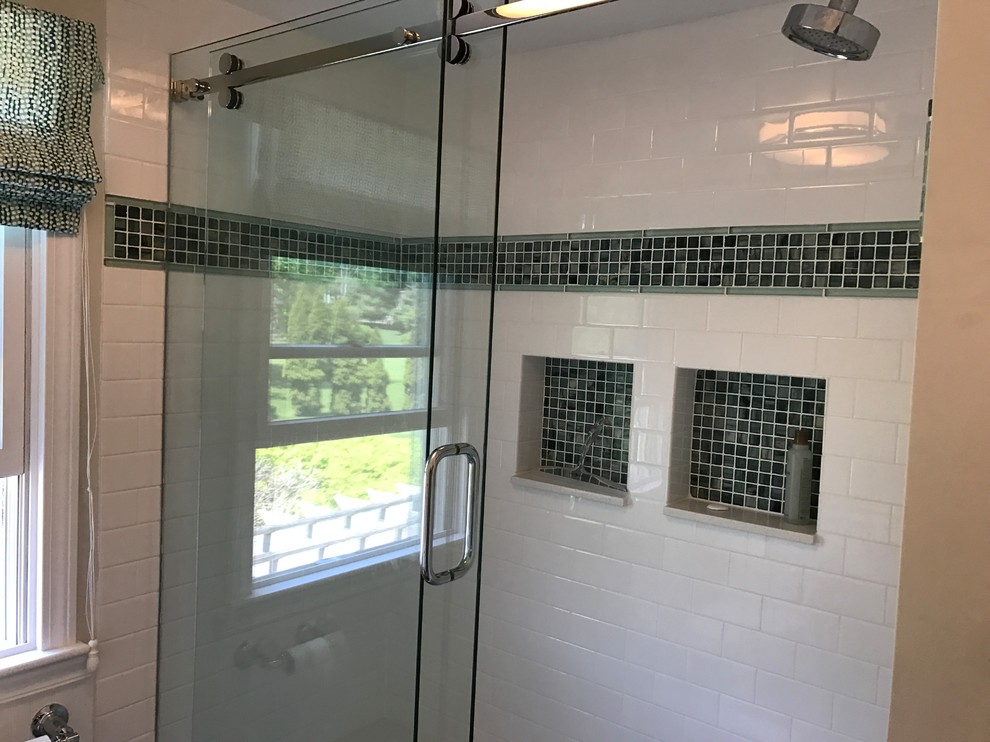 Exempel på ett mellanstort modernt badrum, med luckor med infälld panel, vita skåp, ett badkar i en alkov, en dusch/badkar-kombination, en toalettstol med separat cisternkåpa, blå kakel, grön kakel, mosaik, vita väggar, ljust trägolv, ett undermonterad handfat, bänkskiva i akrylsten, beiget golv och dusch med skjutdörr