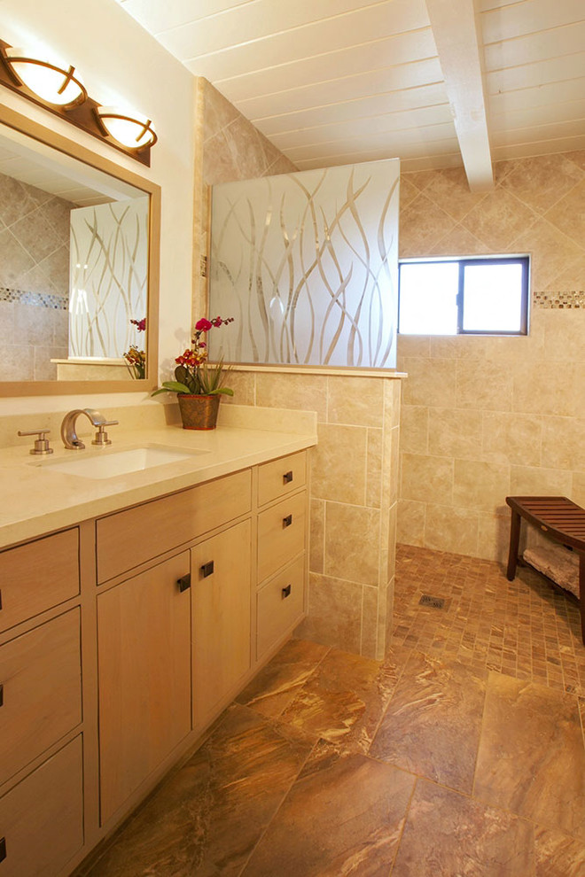 Пример оригинального дизайна: главная ванная комната среднего размера в современном стиле с светлыми деревянными фасадами, открытым душем, унитазом-моноблоком, коричневой плиткой, керамогранитной плиткой, бежевыми стенами, полом из керамогранита, врезной раковиной и столешницей из искусственного кварца