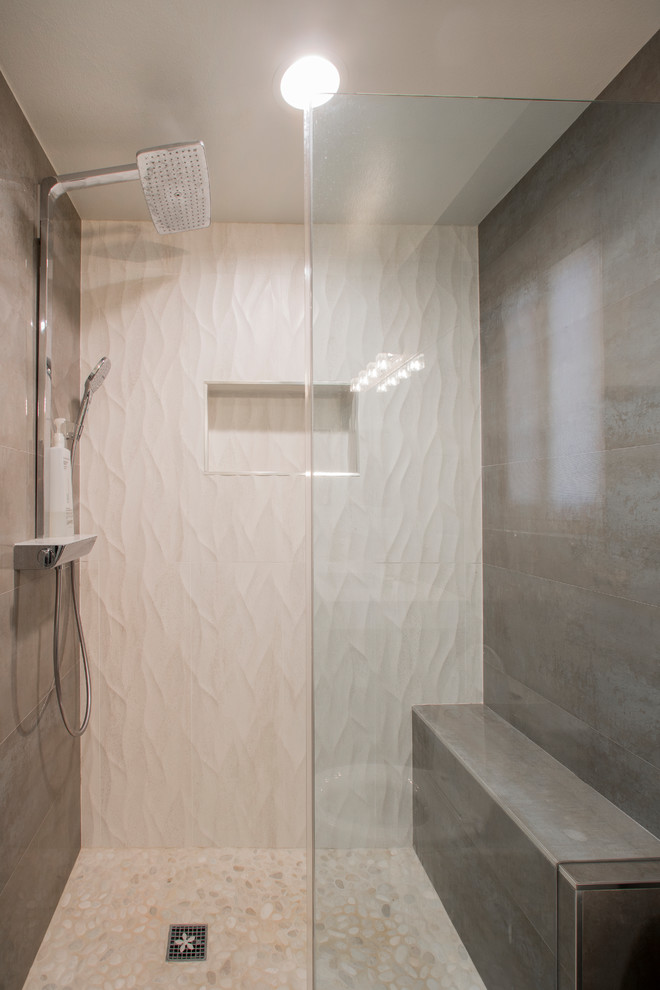 Idéer för att renovera ett mellanstort funkis badrum med dusch, med släta luckor, bruna skåp, en öppen dusch, en bidé, vit kakel, porslinskakel, vita väggar, klinkergolv i porslin, ett nedsänkt handfat, bänkskiva i kvartsit, brunt golv och dusch med gångjärnsdörr