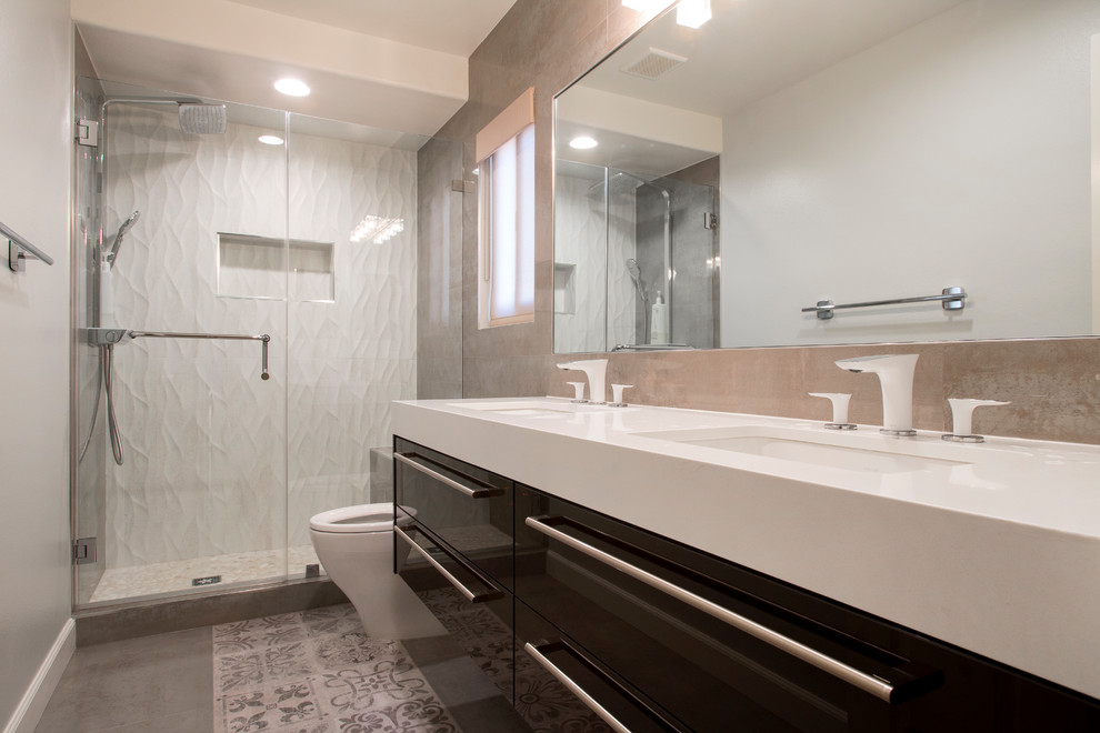 Inspiration för mellanstora moderna badrum med dusch, med släta luckor, bruna skåp, en öppen dusch, en bidé, vit kakel, porslinskakel, vita väggar, klinkergolv i porslin, ett nedsänkt handfat, bänkskiva i kvartsit, brunt golv och dusch med gångjärnsdörr