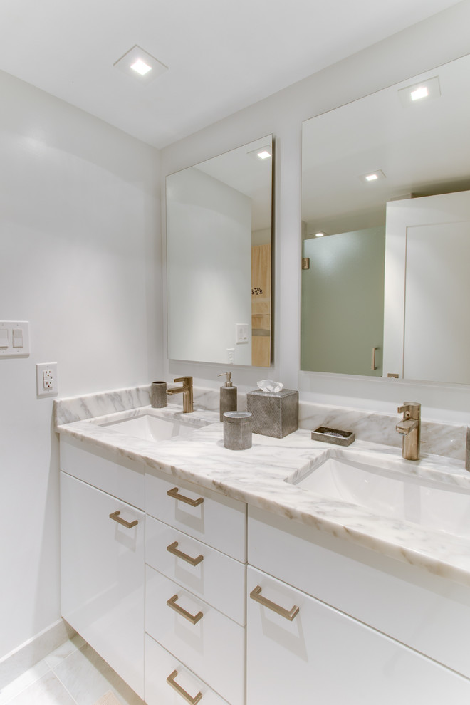 Imagen de cuarto de baño contemporáneo con lavabo bajoencimera y encimera de cuarcita