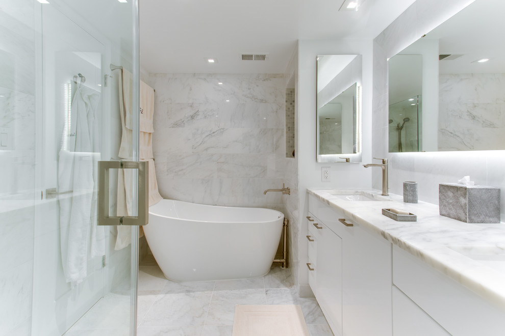 Пример оригинального дизайна: ванная комната в современном стиле с врезной раковиной и столешницей из кварцита