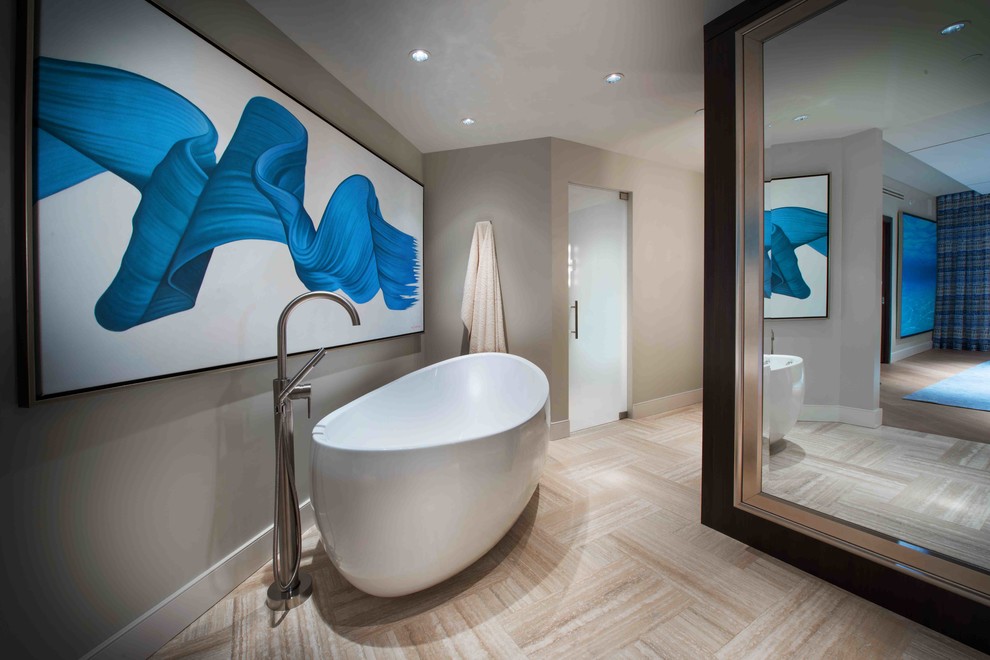 Идея дизайна: ванная комната в современном стиле с отдельно стоящей ванной, бежевыми стенами и полом из керамической плитки