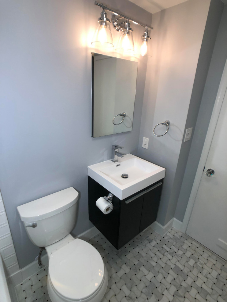 Idéer för att renovera ett litet funkis badrum, med släta luckor, svarta skåp, ett platsbyggt badkar, en dusch/badkar-kombination, en toalettstol med separat cisternkåpa, vit kakel, porslinskakel, grå väggar, travertin golv, bänkskiva i kvarts och dusch med duschdraperi