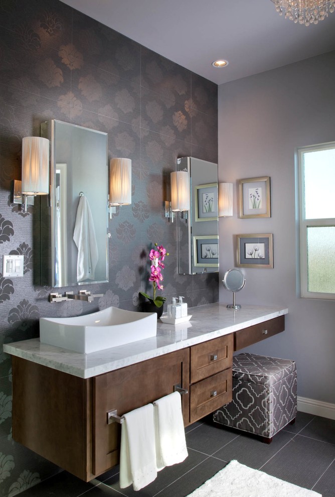 Esempio di una stanza da bagno design con lavabo a bacinella e pareti multicolore