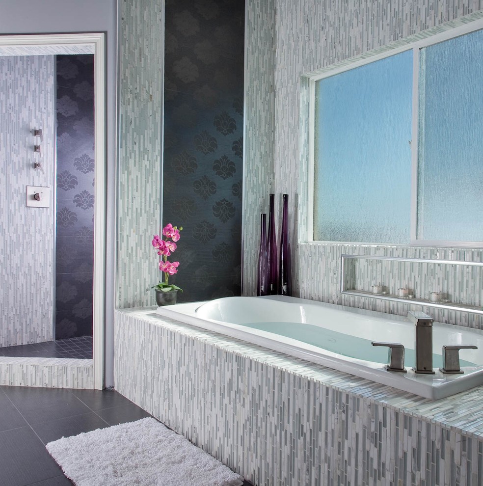 Diseño de cuarto de baño rectangular contemporáneo grande con baldosas y/o azulejos en mosaico, bañera encastrada, ducha esquinera, baldosas y/o azulejos grises, paredes grises y suelo de baldosas de porcelana
