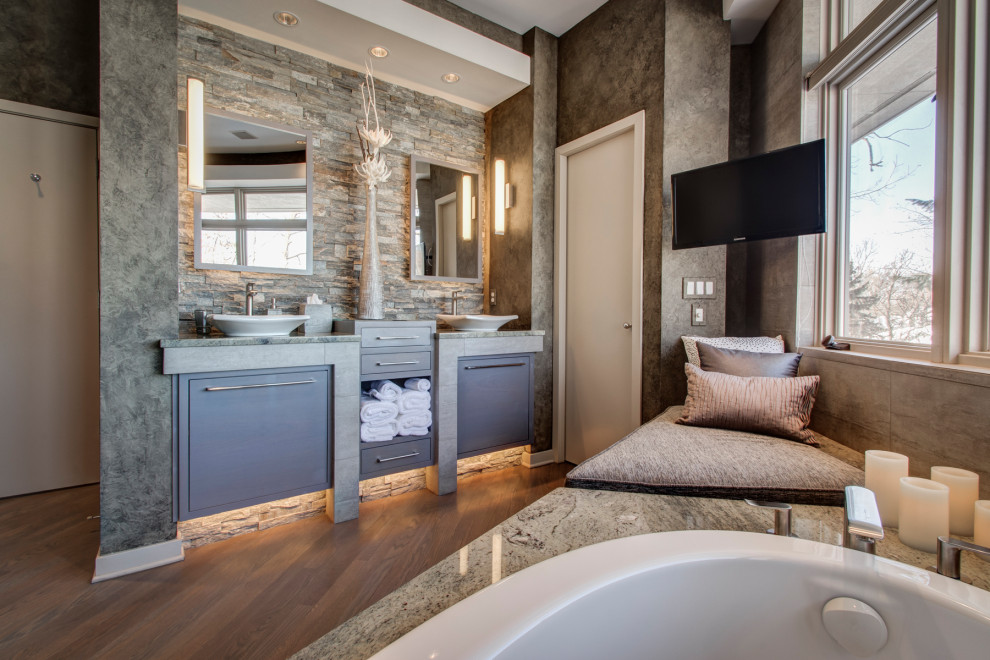 Стильный дизайн: главная ванная комната в современном стиле с плоскими фасадами, серыми фасадами, накладной ванной, коричневой плиткой, серой плиткой, серыми стенами, настольной раковиной, серой столешницей, тумбой под две раковины и встроенной тумбой - последний тренд