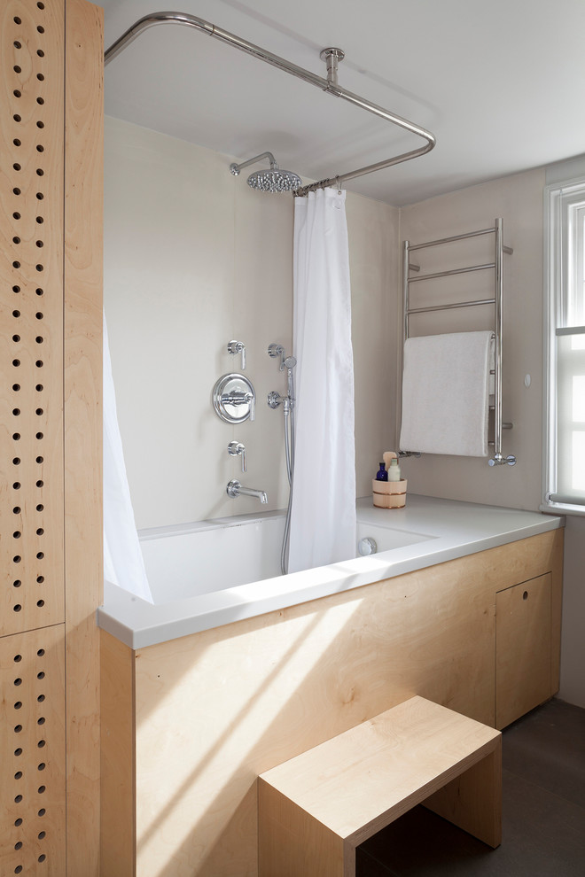 Inspiration för mellanstora moderna badrum med dusch, med en dusch/badkar-kombination, svart golv, släta luckor, skåp i ljust trä, ett undermonterat badkar, grå väggar och dusch med duschdraperi