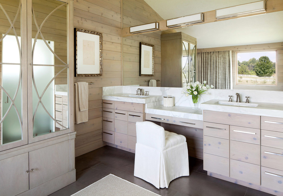 Ispirazione per una stanza da bagno minimal con lavabo sottopiano, ante in legno chiaro, pareti beige e ante lisce