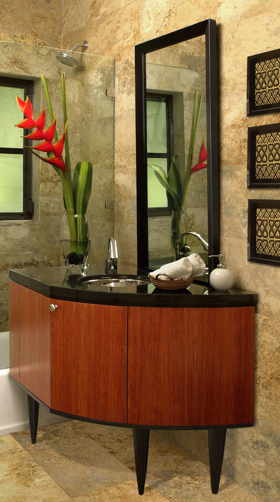 Cette photo montre une salle de bain tendance en bois brun avec un combiné douche/baignoire, un carrelage beige, un mur beige, un lavabo encastré, un sol beige et un placard à porte plane.
