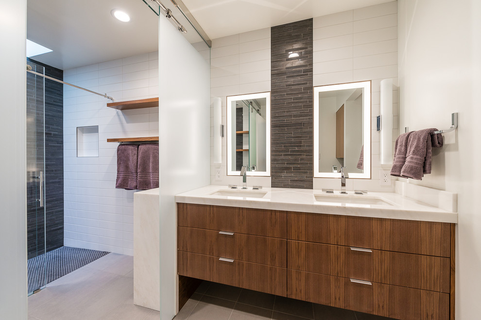 Idee per una stanza da bagno padronale contemporanea di medie dimensioni con lavabo sottopiano, ante lisce, ante in legno bruno, doccia alcova, piastrelle bianche e pareti bianche