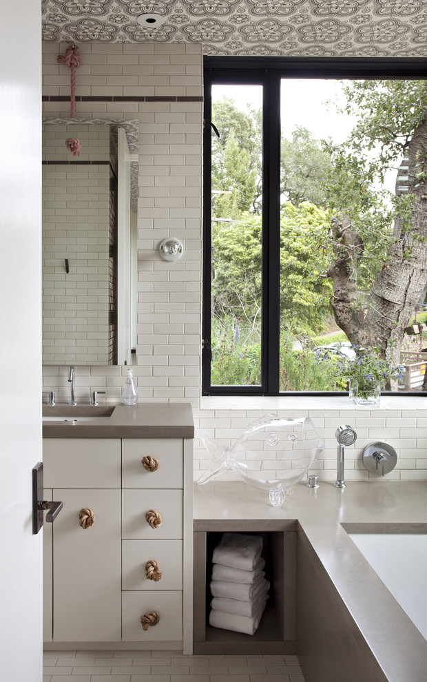 Стильный дизайн: ванная комната в современном стиле с плиткой кабанчик и врезной раковиной - последний тренд