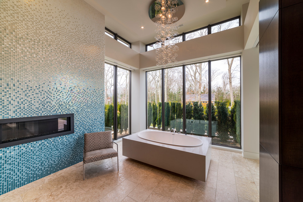 На фото: главная ванная комната в современном стиле с накладной ванной, синей плиткой, разноцветной плиткой, белой плиткой, плиткой мозаикой и бежевым полом
