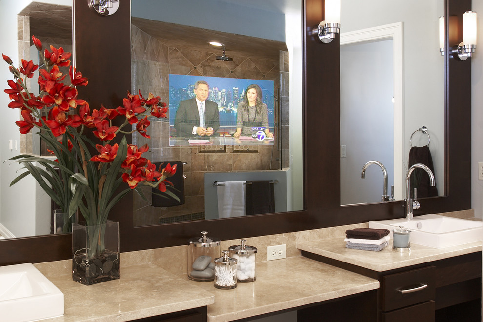 На фото: ванная комната в современном стиле с столешницей из искусственного камня и настольной раковиной