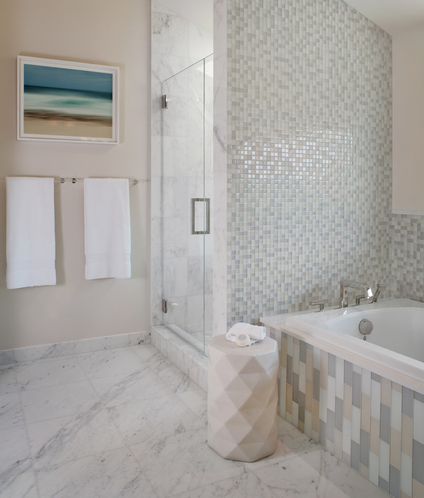 Exemple d'une salle de bain tendance avec mosaïque.
