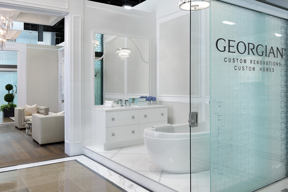 Imagen de cuarto de baño principal actual de tamaño medio con bañera exenta, baldosas y/o azulejos blancos y paredes multicolor