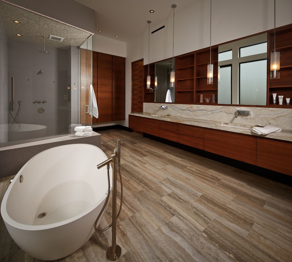 На фото: главная ванная комната в современном стиле с врезной раковиной, плоскими фасадами, темными деревянными фасадами, отдельно стоящей ванной, угловым душем, бежевой плиткой и белыми стенами