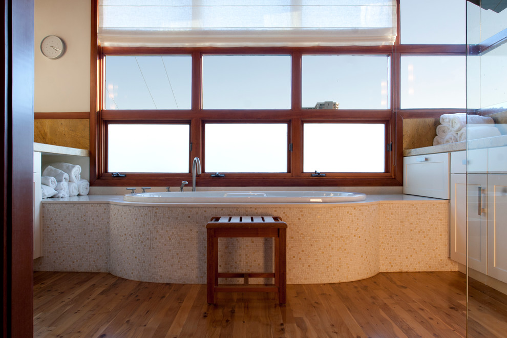 ロサンゼルスにあるコンテンポラリースタイルのおしゃれな浴室 (モザイクタイル) の写真