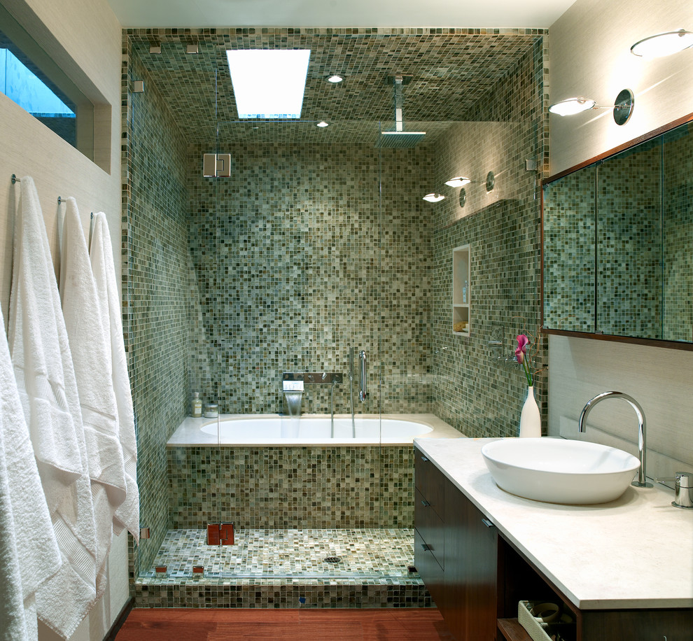 Idée de décoration pour une salle de bain design avec une vasque, mosaïque et un combiné douche/baignoire.